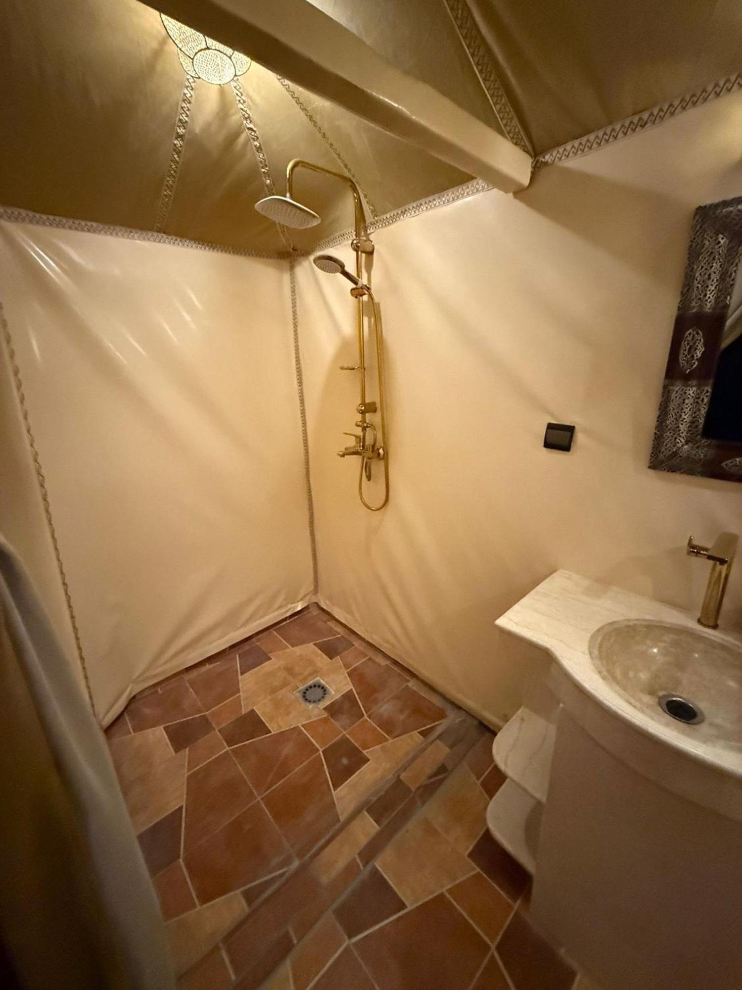 Nomad Luxury Camp 호텔 메르주가 객실 사진